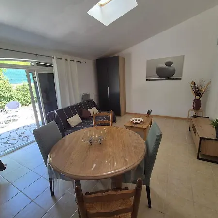 Apartment Rez-de Jardin Avec Piscine Carqueiranne